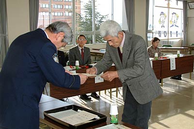 15日、三条署で行われた新潟県警察振り込め詐欺被害防止推進員の委嘱式
