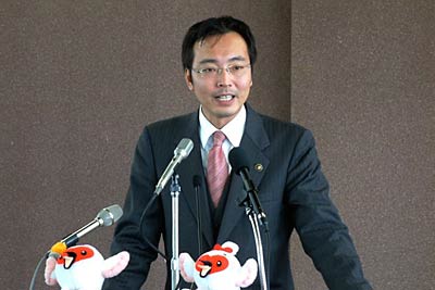 定例記者会見を行う国定三条市長