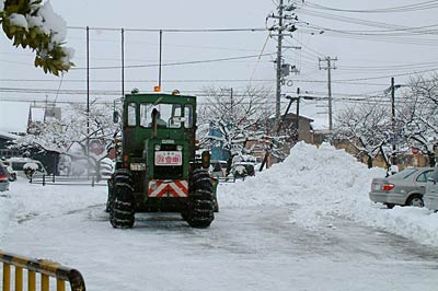 三条市厚生福祉会館の除雪車