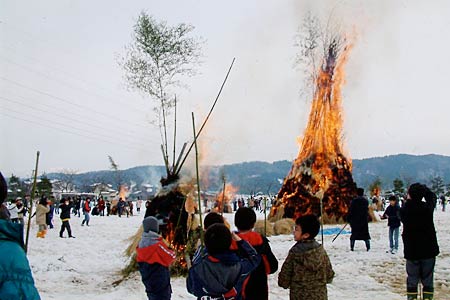 三条市立西鱈田小学校で行われたさいの神まつり