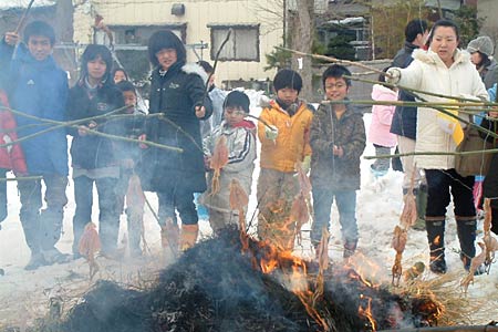 さいの神の残り火でするめを焼く