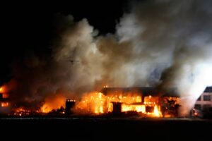 21日明け方、燕市燕地区の工業団地地域で立て続けに火災、2件で合わせて建物3棟全焼