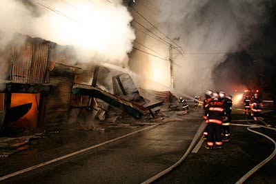 杣木四区の火事で建物の一部が倒壊、ひしゃげたトタンの屋根