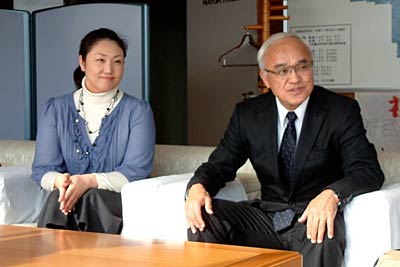 国定市長と歓談する英達さん(右)とその長女の之子さん(左)