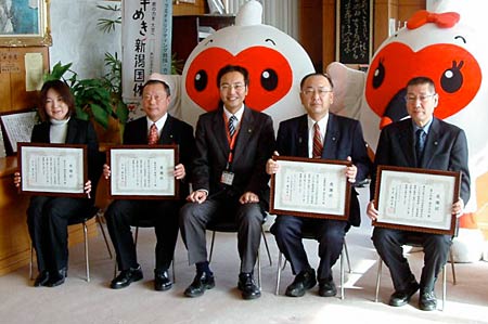 トキめき新潟国体三条市実行委員会協賛企業感謝状贈呈式で、トキめき新潟国体のマスコットのトッキッキの着ぐるみをバックに、協賛企業4社と国定市長で記念写真