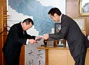 感謝状を手渡す国定市長