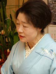 『想いでの町三條よ』を歌う黒岩さん