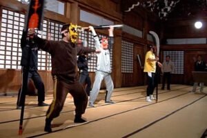 22日、本成寺で節分の鬼踊りを練習する本成寺鬼踊り奉賛会