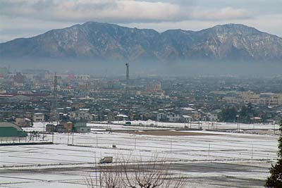 23日午前10時過ぎに中小企業大三条校から見下ろす三条市街地