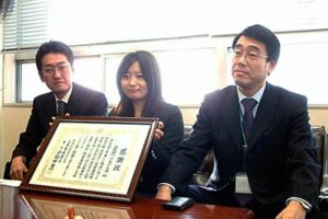 振り込め詐欺被害の未然防止で三条署から感謝状を受けた北越銀行一ノ木戸支店の左から番場支店長代理、田村さん、猪又支店長