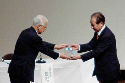 今泉燕三条エフエム放送(株)社長(左)から記念の盾贈呈