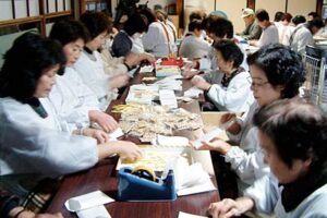 31日、本成寺で行われた福豆の袋詰め作業