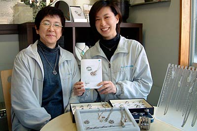 チタンアクセサリーの魅力をアピールする浅野麗子専務と浅野聡子係長