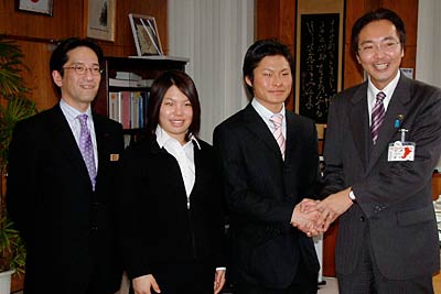 スキー選手の渡辺拓也さん、久瑠美さん兄妹が国定三条市長を表敬