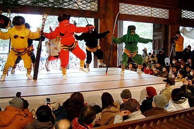 ことしも「節分」の3日に本成寺で行われた節分会の鬼踊り