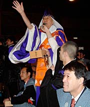 椿沢貫首の「福は内」を合図に豆まき、右下は泉田知事