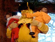 両手に子どもを抱きかかえる鬼