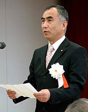 受賞者代表で謝辞を述べる長井市議
