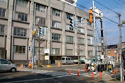 三条市役所の三条庁舎と第2庁舎を結ぶ市役所通りに信号機設置、間もなく運用開始