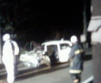 8日未明、燕市で軽自動車が電柱にぶつかり、助手席の男性が死亡