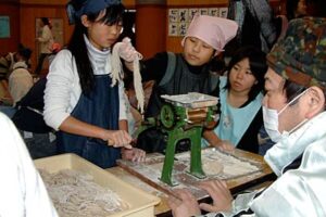 荒沢小学校区育成会が地区育成会新そば祭り、児童がそば打ちに挑戦