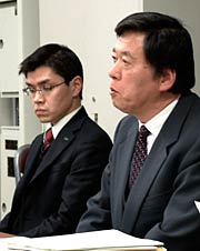 会長に決まった嘉藤第一中学校長(右)と副会長に決まった武田四日町小PTA会長(左)