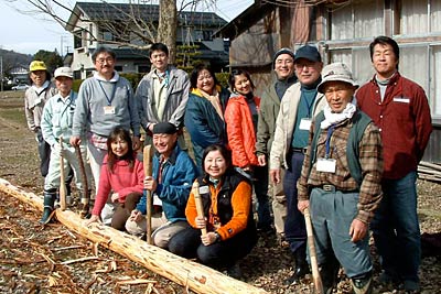 収穫?したスギを前に参加者で記念撮影