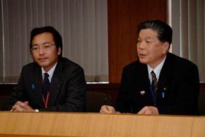 県央地域地場産業振興センターの平成21年度経済対策事業を発表する国定三条市長(左)と小林燕市長(右)