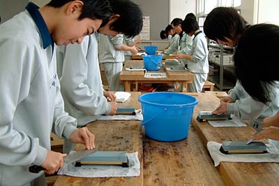 包丁研ぎ学習を行う栄中1年生