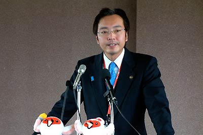 会見する国定三条市長
