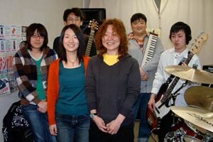 燕市合併3周年記念市民交流イベントの公式テーマーソングに「ウタヤ音楽堂」の『恋ツバメ。』、22日のPRイベントで披露