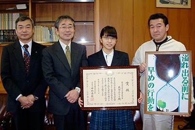 左から大宮振興局長、高塚校長、武田さん、井上教諭