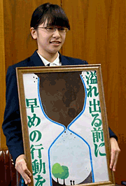 受賞作品を胸に武田さん