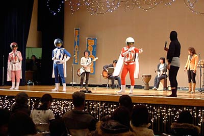 「介護戦隊ケアレンジャー」も応援に駆けつけたた公式テーマソング『恋ツバメ。』を演奏する「ウタヤ音楽堂」