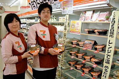 「三条名物カレーラーメン」の予想以上の売れ行きに驚くセブン-イレブン三条林町店