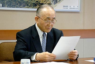「県央広域市町村圏協議会において多数決は認められないことについて（通知）」を読み上げる小池加茂市長