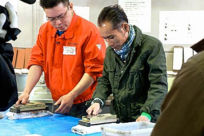 三条鍛冶道場から生放送された『月刊　元気一番生テレビ』で包丁研ぎに挑戦するナビゲーターの片岡鶴太郎さん