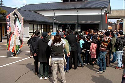 三条鍛冶道場に集まった大勢の市民