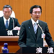 施政方針を述べる国定市長