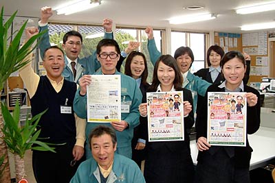 リフォーム祭のちらしを手に来場を呼びかけるハンズワタベの渡部社長と社員