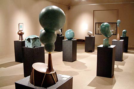 22日まで燕市産業史料館で開かれている「渡辺和也 金工展」
