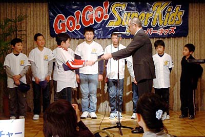 8日に行われた「スーパーキッズ裏館」の平成20年度卒団式で野島団長から修了証を受ける卒団生