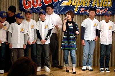 「スーパーキッズ裏館」の応援歌『僕らSuper kids☆』を披露する吉田さん