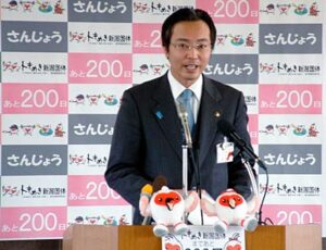 トキめき新潟国体開幕までの残り日数を表示するパネルを背に記者会見する国定市長