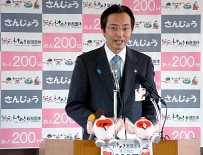 トキめき新潟国体開幕までの残り日数を表示するパネルを背に記者会見する国定市長
