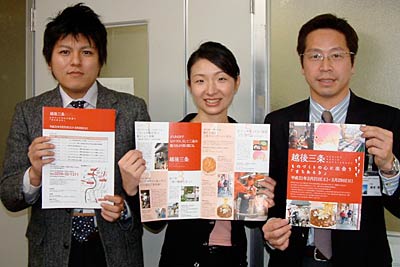 ちらしを手にPRする職員