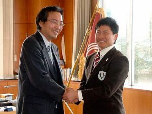 ユニバーシアード冬季大会でアルペンスキー滑降6位の三条スキークラブ出身渡辺拓也さんが三条市長を表敬