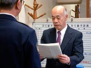 小船井署長に向かって宣言文を読み上げる内田社長