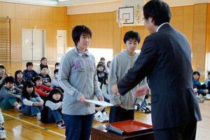 三条市が森町小6年生にエコクラス認定証を交付