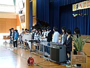 エコクラス認定証を交付の礼に演奏を披露する6年生